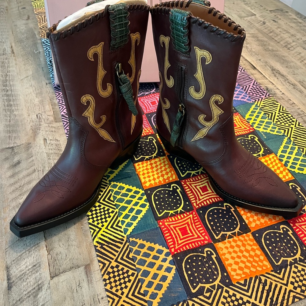 Brown Western Cowboy Boots with Embroidered Design